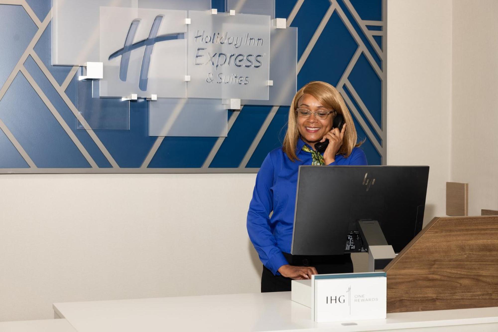 Holiday Inn Express & Suites Columbus At Northlake By Ihg Luaran gambar